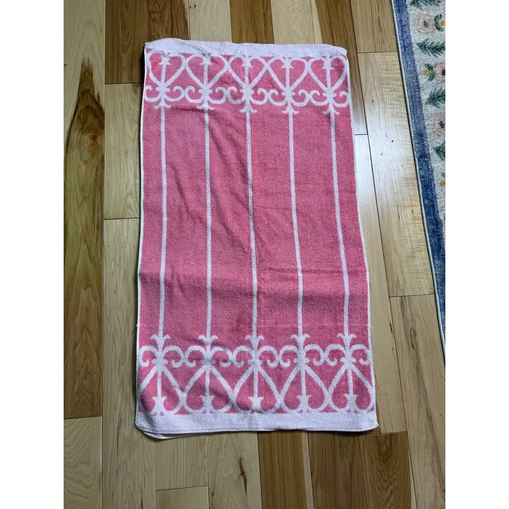 VINTAGE white and pink bath towel